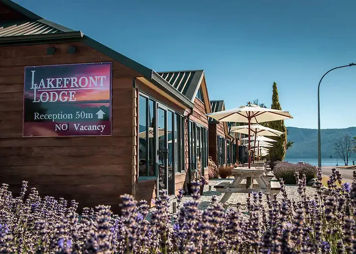 Motel: Lakefront Lodge